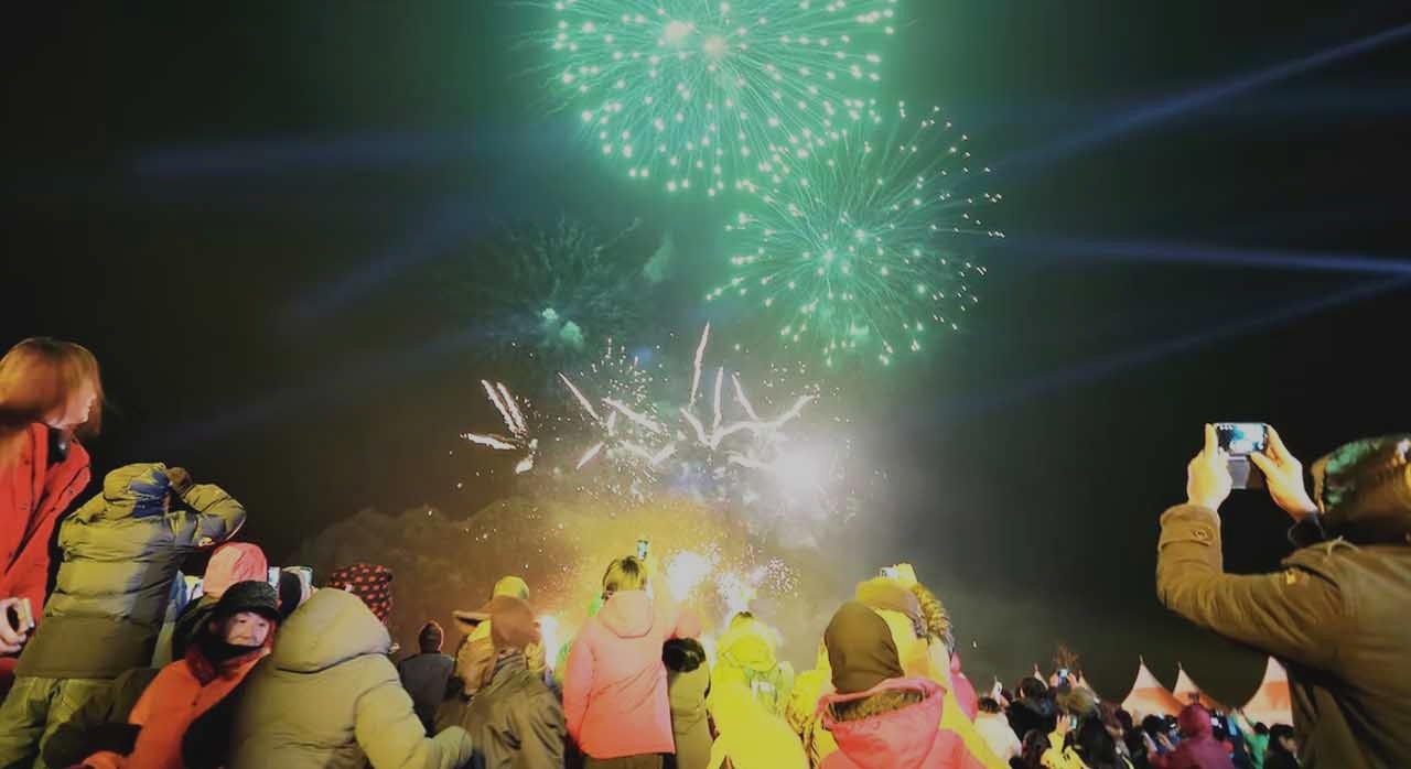 새해를 기념하는 불꽃쇼를 촬영하는 관광객들이다. [ⓒ성산일출축제 공식 홈페이지]