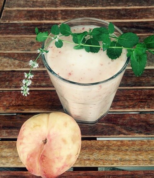 복숭아와 요거트 사진입니다.