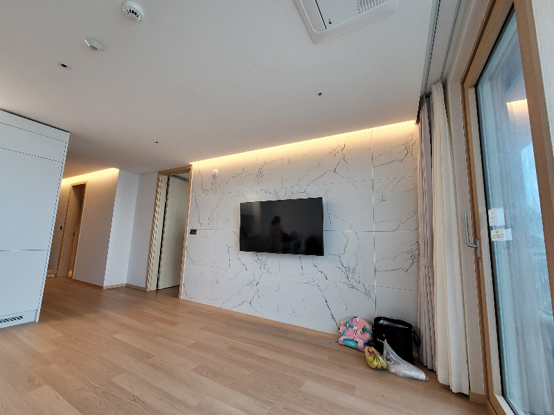 씨원리조트 자은도 스위트룸(취사형) 거실 벽면 간접조명