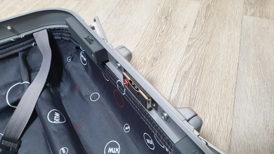 캐리어 열린 모습