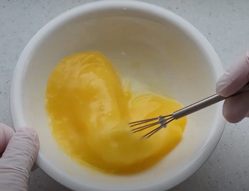 계란에 맛소금 넣고 젖는 장면