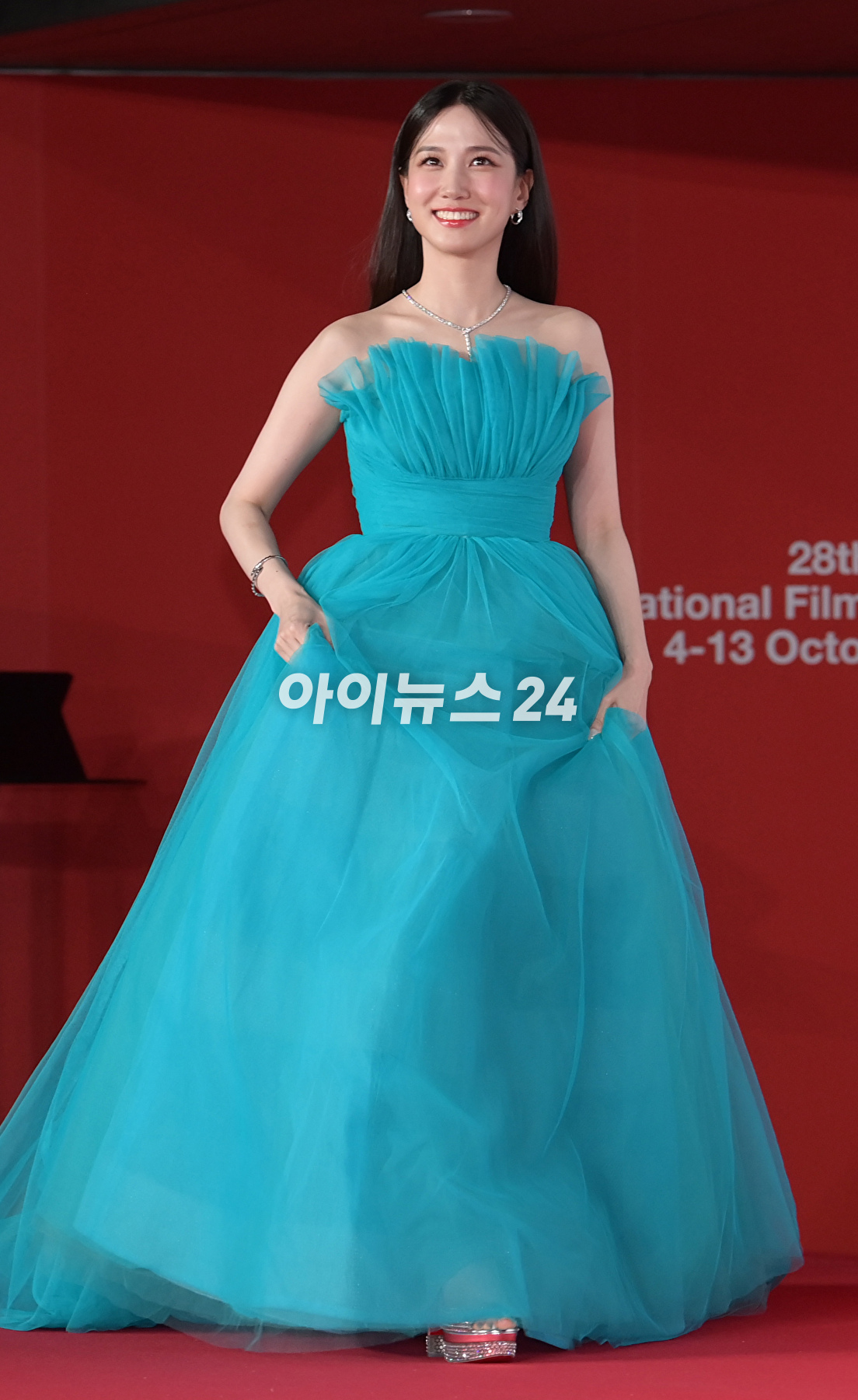 배우 박은빈이 4일 오후 부산 영화의전당에서 진행된 제28회 부산국제영화제(BIFF) 개막식에 참석해 레드카펫을 밟고 있다. [사진=정소희 기자]