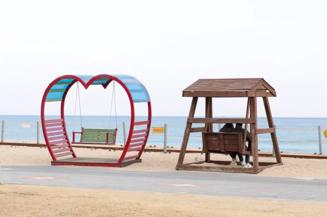 모래시계해변-그네-벤치사진