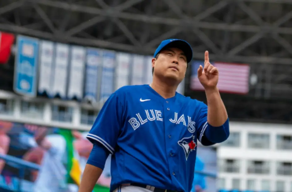 연금-파란유니폼을 입고 그라운드에 서있는 류현진
