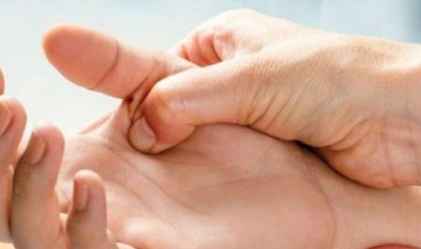 손바닥-누르는-모습