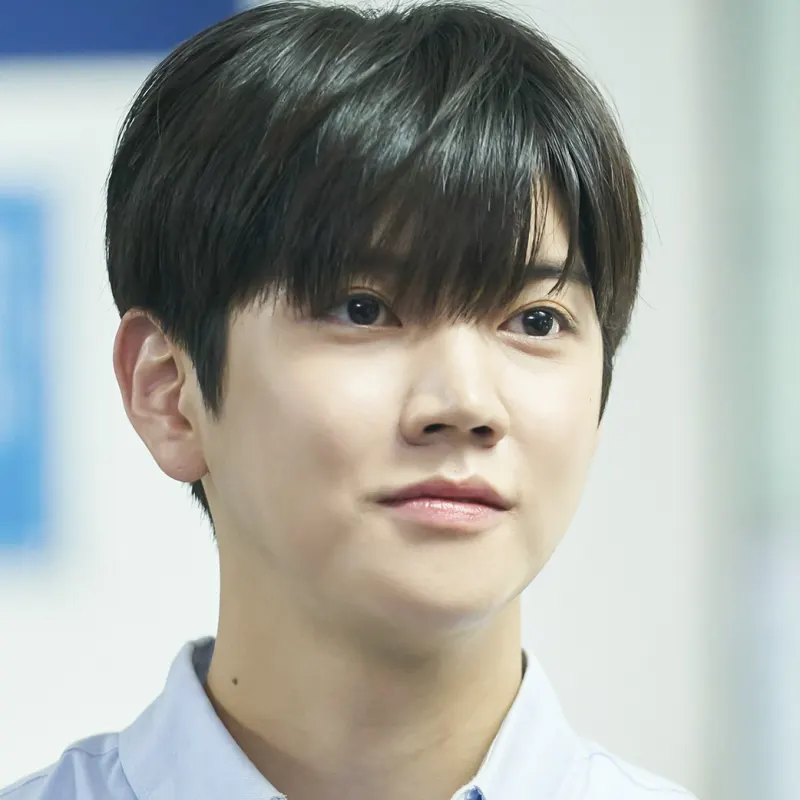 어느 실내를 배경으로 셔츠를 입고 웃고 있는 오랫동안 당신을 기다렸습니다 오진우