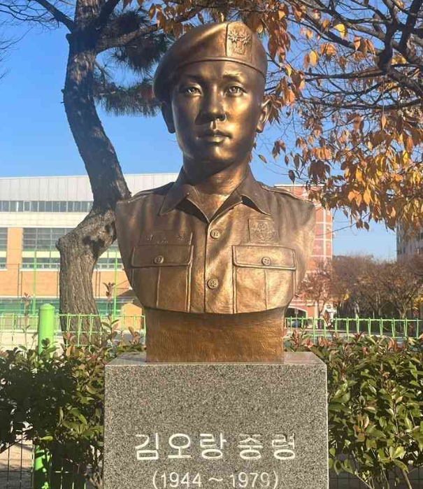 서울의-봄-정해인-오진호-소령-실제-인물-김오랑-소령-흉상-사진