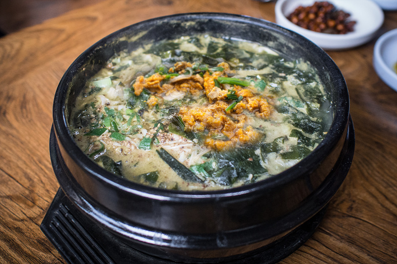 '고르멍드르멍'의 보말성게미역국 _Photo by Kim Sunghwan(Artageo)