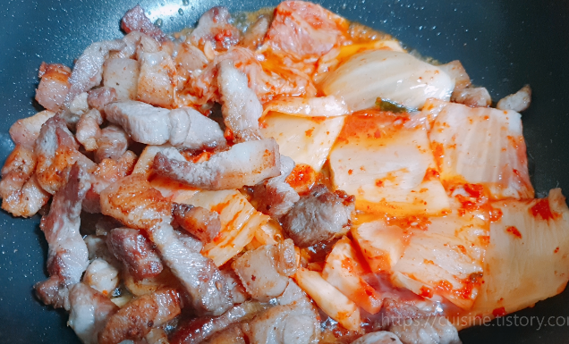 김치찌개 맛있게 끓이는법, 돼지고기 구워서 나온 기름으로 배추김치를 굽는 모습