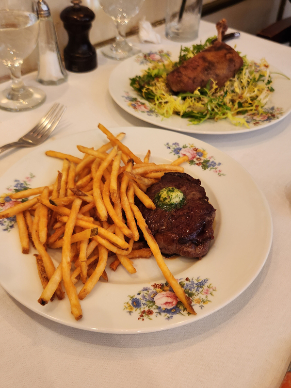 스테이크와 오리 콩피