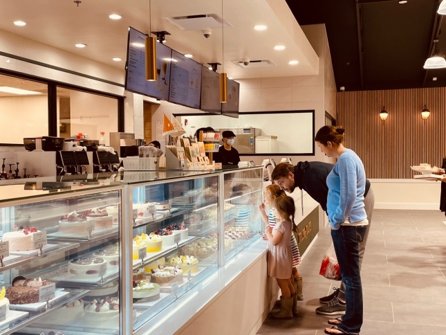 미국 버지니아 주 뚜레쥬르 챈틸리점에서 고객이 케이크를 고르는 모습.