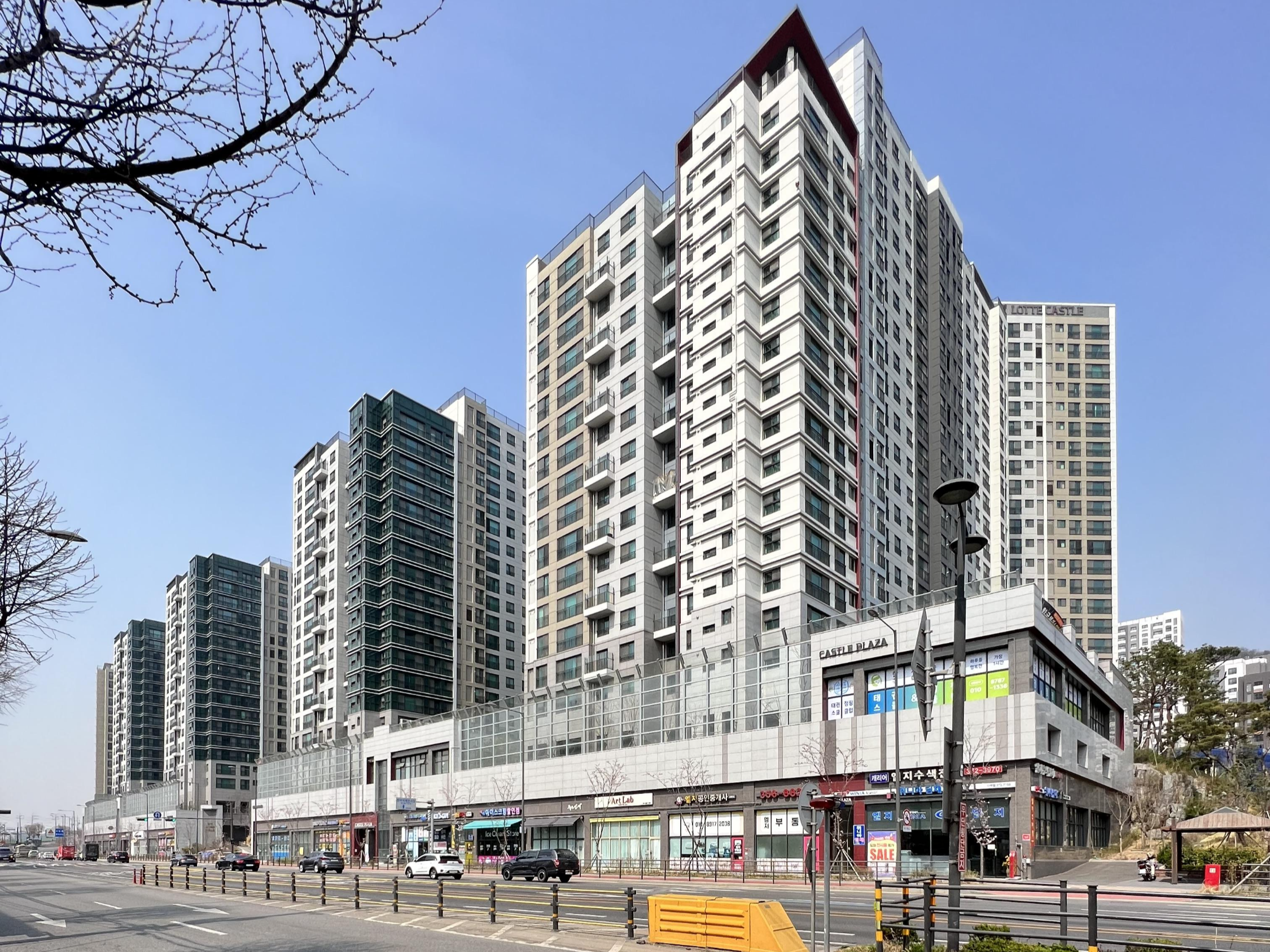 수색로에서 바라본 롯데건설의 DMC롯데캐슬더퍼스트 전경