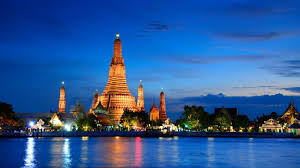 ‘새벽사원’이라 불리지만, 일몰 시간에 가장 아름답다