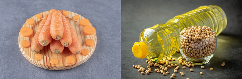 왼쪽 사진은 회색 바닥 위에 동그란 나무 그릇을 놓고 그 위에 당근을 6개와 그릇 테두리로 썰어 놓은 당근을 동그랗게 놓아둔 사진이고, 오른쪽 사진은 식용유를 가득 담은 플라스틱 병을 눕혀두고 그 옆에는 투명한 유리잔에 노란콩을 가득 담아두고 바닥에 노란콩을 흩어 놓고 찍은 사진