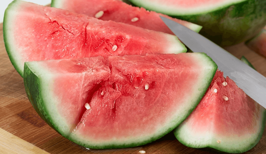 방광염에 좋은 음식인 수박이 잘라져 있다