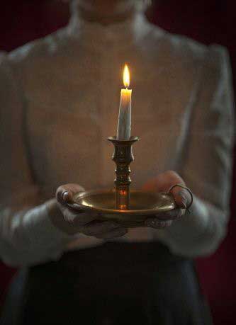 초를 든 여인