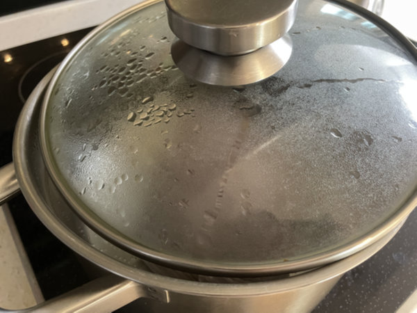 헹군 소고기 끓는물에 담아 푹 익히기