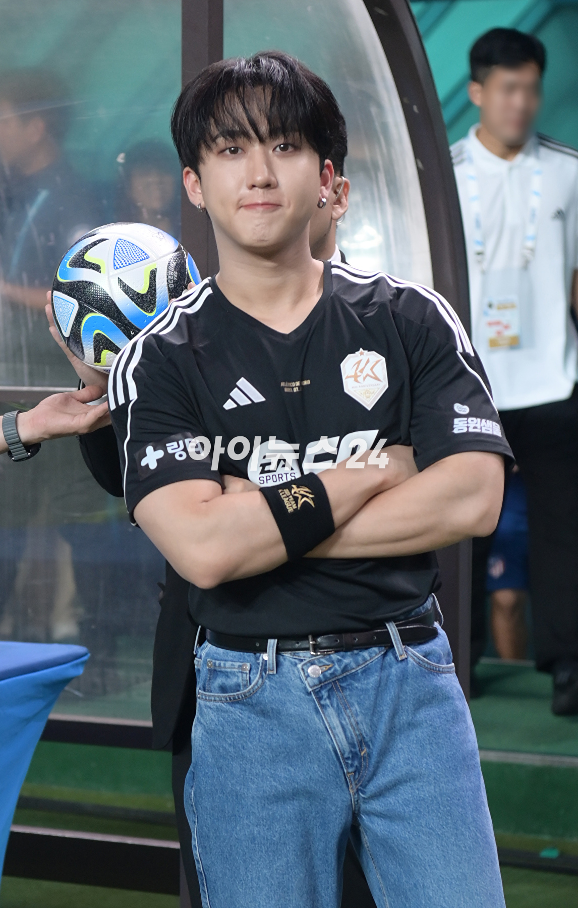 27일 서울 마포구 서울월드컵경기장에서 열린 쿠팡플레이 시리즈 1차전 팀 K리그와 아틀레티코 마드리드의 경기에서 그룹 스트레이키즈(Stray Kids) 창빈이 시축을 준비하고 있다. [사진=정소희 기자]