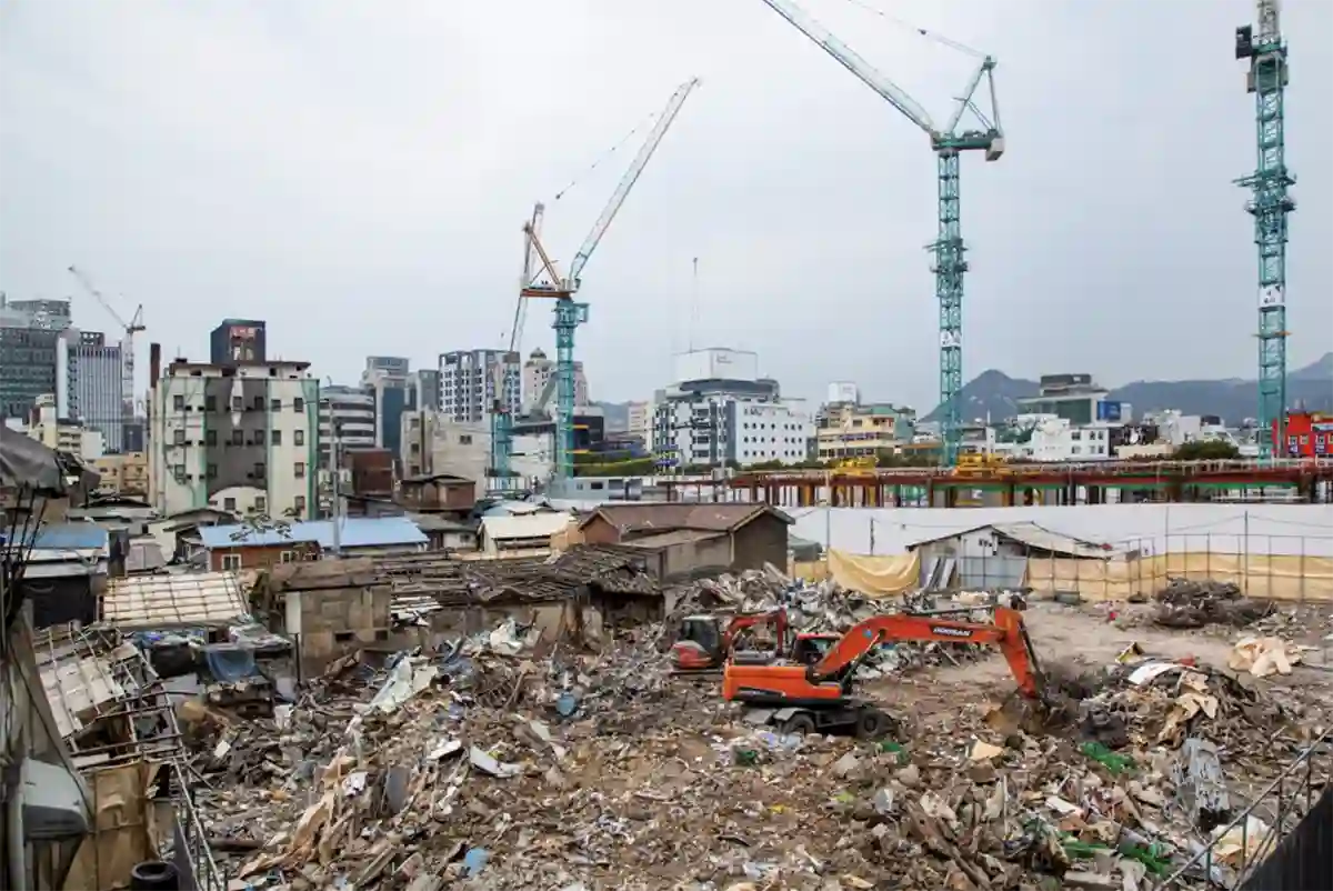 재건축-재개발-포크레인이-집을-철거하는-사진