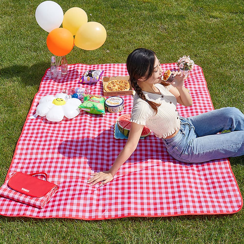 "피크닉 매트 고르는 법부터 추천 제품까지! 봄·가을 야외 필수템 총정리"