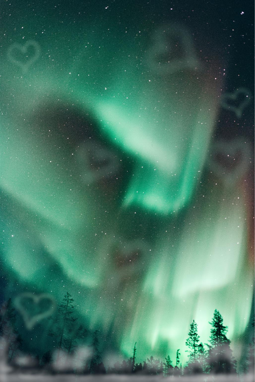 밤하늘에 초록빛 오로라가 춤추듯 펼쳐져 있고, 곳곳에 흐릿한 하트 모양이 여러 개 그려져 있다. 아래에는 침엽수림의 실루엣이 보인다.