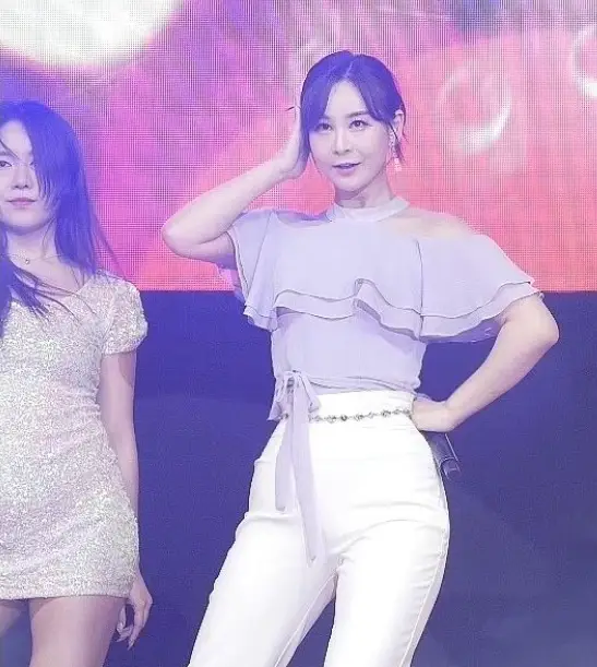 현역가왕- 흰 바지에 보라색 블라우스를 입고 노래하는 윤태화