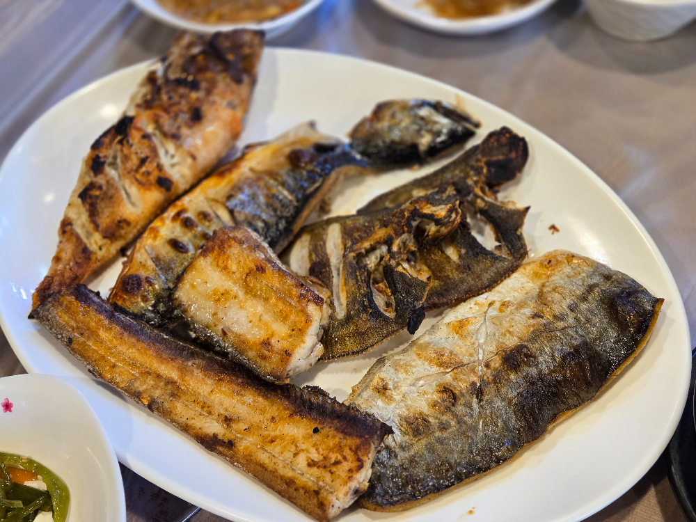 착한물고기 생선구이 – 고소하게 구워진 생선 한 상