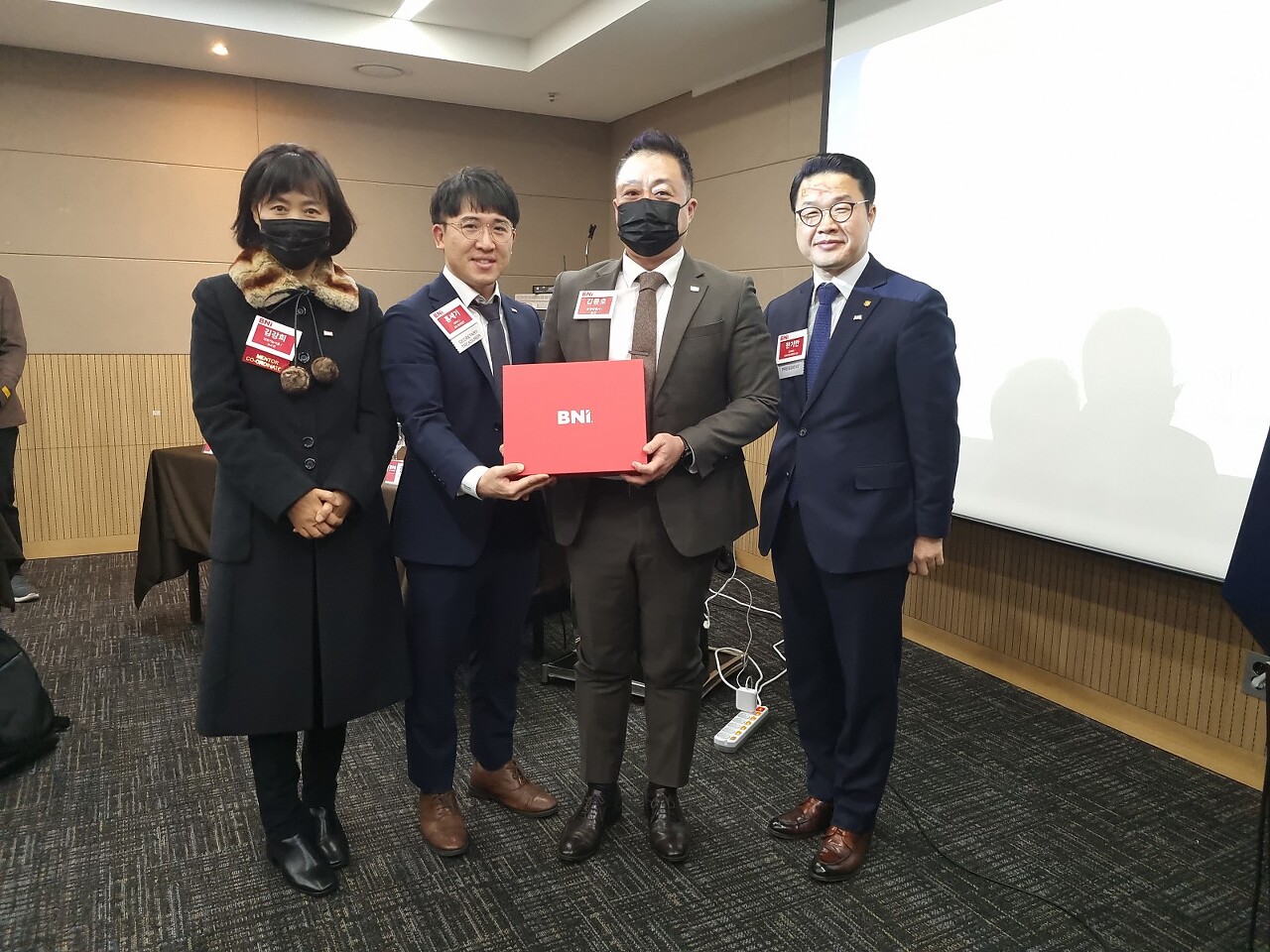 멘토링코디 김강희 대표님 가디언 ST 홍세기 회계사님 든든한 한기만의장님이 신규멤버인 김종호 대표님과 함께 촬영한 사진입니다.