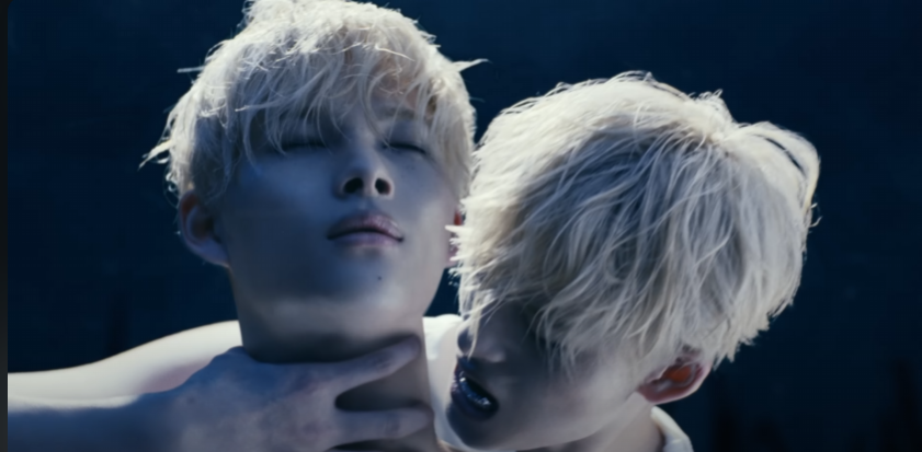 NI-KI가 자신을 물어비리는 장면