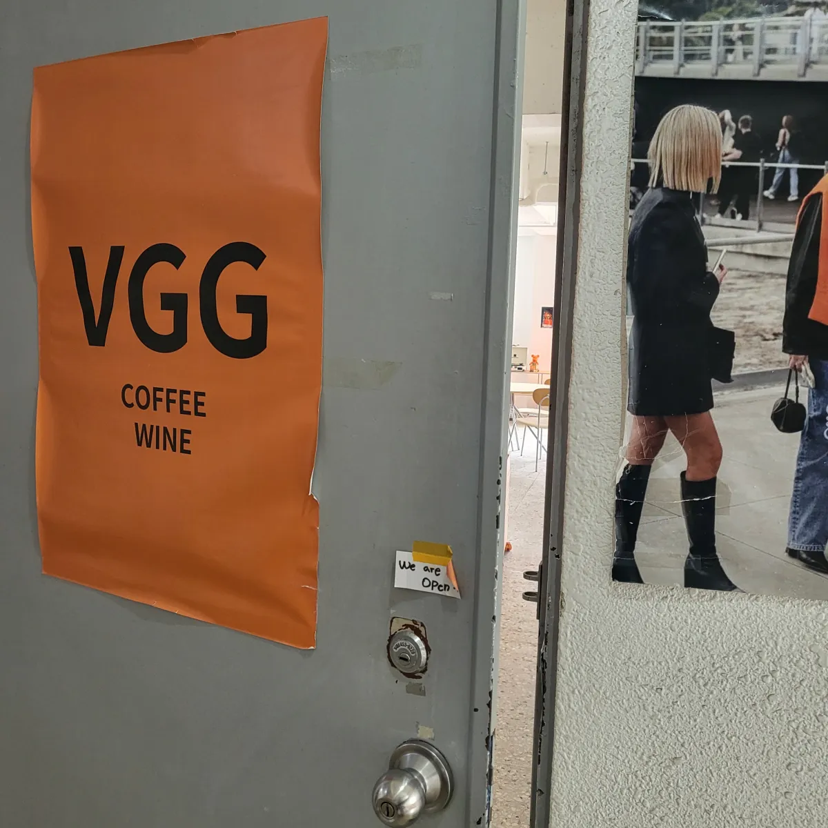 카페-VGG-입구의-철문