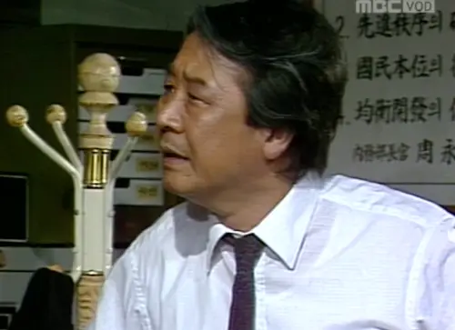 수사반장-수사반장 출연당시 젊은 최불암이 흰셔츠에 넥타이를 매고 있는 모습