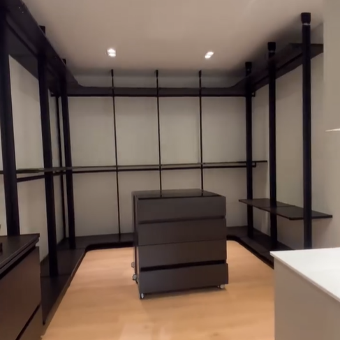 넓은 공간을 갖고 있는 드레스룸