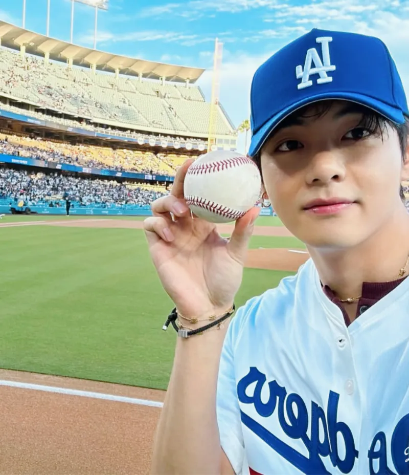 손흥민 시구&amp;#44; 뷔 시구&amp;#44; MLB 시구&amp;#44; 메이저리그 시구&amp;#44; 손흥민 MLB&amp;#44; 뷔 MLB&amp;#44; 다저스타디움 시구&amp;#44; 양키스타디움 시구&amp;#44; MLB 시구 비교&amp;#44; 시구 레전드&amp;#44; MLB 역대 시구&amp;#44; 조지 부시 시구&amp;#44; 버락 오바마 시구&amp;#44; 50센트 시구&amp;#44; 시모네 바일스 시구&amp;#44; 유현진 배지현 시구&amp;#44; K스타 시구&amp;#44; 한류 스타 시구&amp;#44; MLB 팬 서비스&amp;#44; 뷔 손흥민 브로맨스&amp;#44; 뷔 팬 서비스&amp;#44; 손흥민 글로벌 인기&amp;#44; K팝 메이저리그 진출&amp;#44; 메이저리그 한류&amp;#44; MLB 문화 마케팅&amp;#44; 스포츠 퍼포먼스&amp;#44; 한국 연예인 시구&amp;#44; 손흥민 뷔 직캠&amp;#44; 시구 레전드 영상