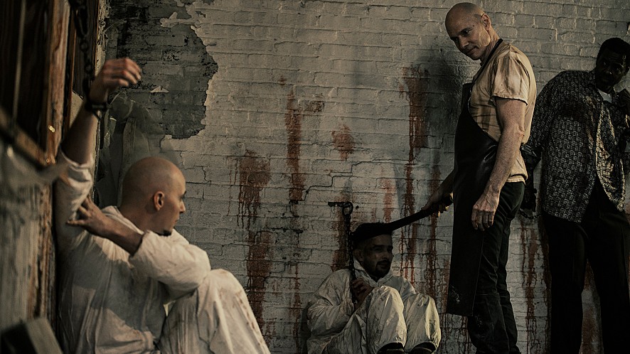 살인마가 사람들을 묶어두고 그것을 보며 웃는 모습