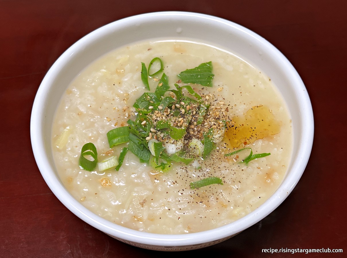 완성된 간단한 치킨 닭죽 한 그릇