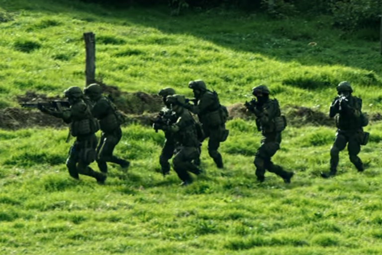 무장을 한 특수 대원들이 이동하는 사진