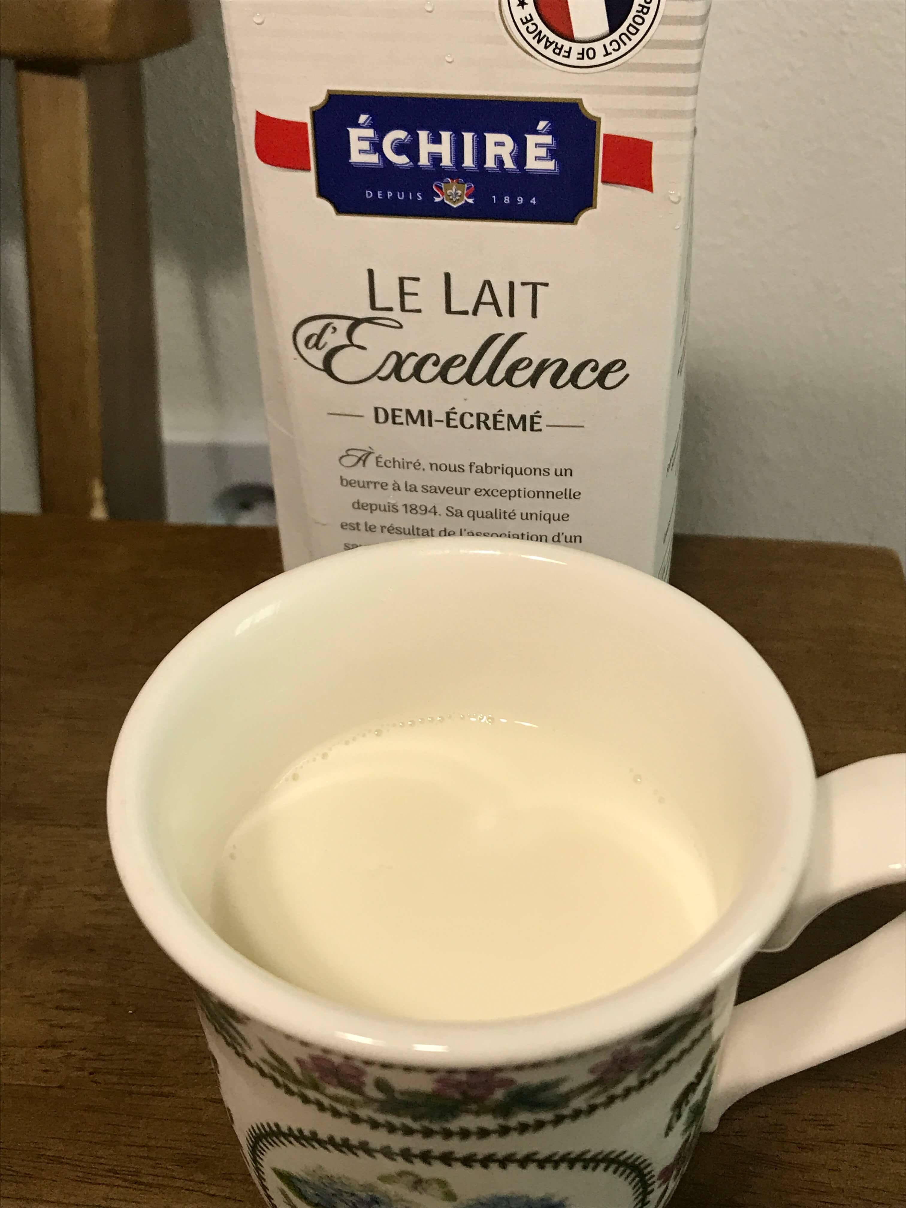 컵에 따른 에쉬레 우유