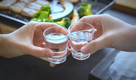 서로 술잔 을 맞대는 사진 이미지