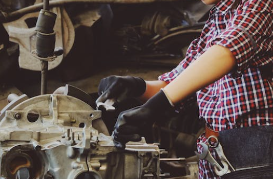 일을 하고 있는 남자