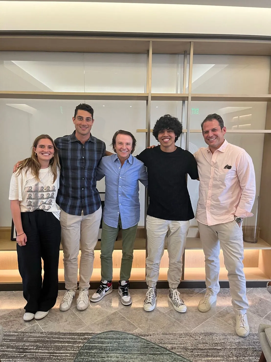 KODEZI회사의-동료들과-이슈라크-칸