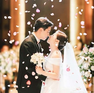 가족-결혼식-오색-색종이가-떨어지며-키스하는-신랑-신부