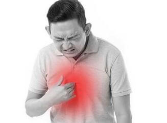 가슴-쓰림-증상이-있는-남성-사진