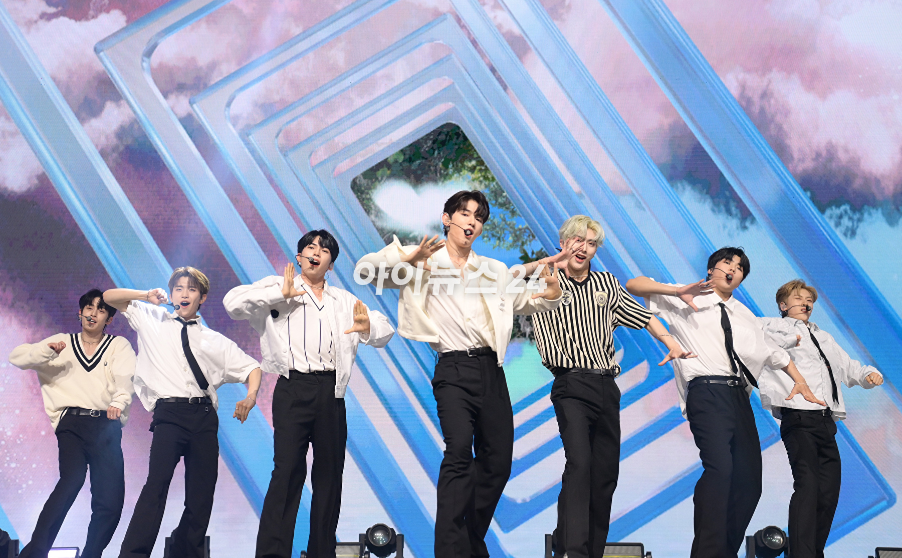 그룹 제로베이스원이 10일 오후 서울 광진구 광장동 예스24라이브홀에서 열린 제로베이스원(ZEROBASEONE) 데뷔 쇼케이스에 참석하고 있다. [사진=정소희 기자]