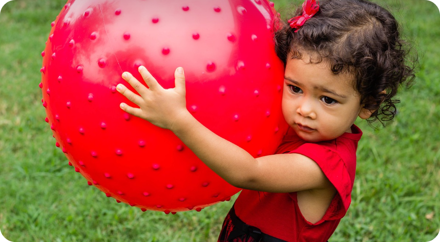 공 가지고 노는 아이사진