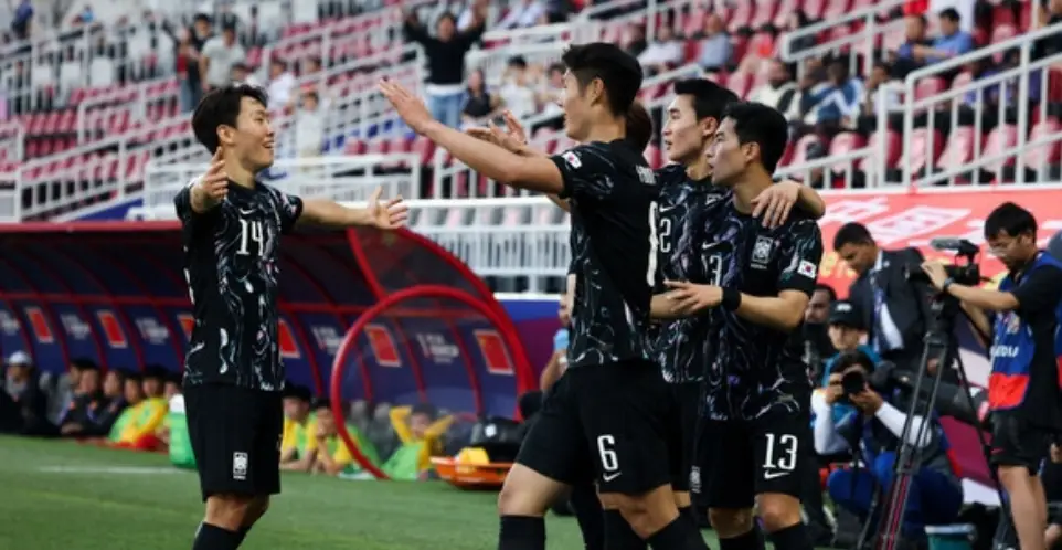 이영준-골을 넣고 동료들과 기뻐하는 이영준