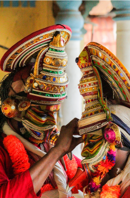 독특한 축제 : 사람들이 토마토를 던지며 싸우는 축제