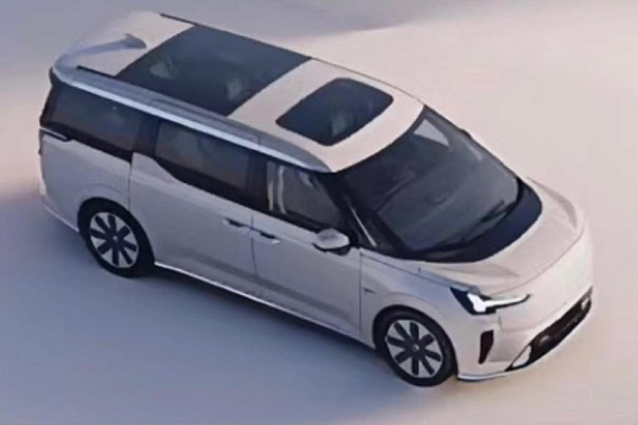 스웨덴 볼보자동차가 프리미엄 전기 미니밴(MPV) 'EM90'의 실내 티저 이미지와 영상을 공개했다.