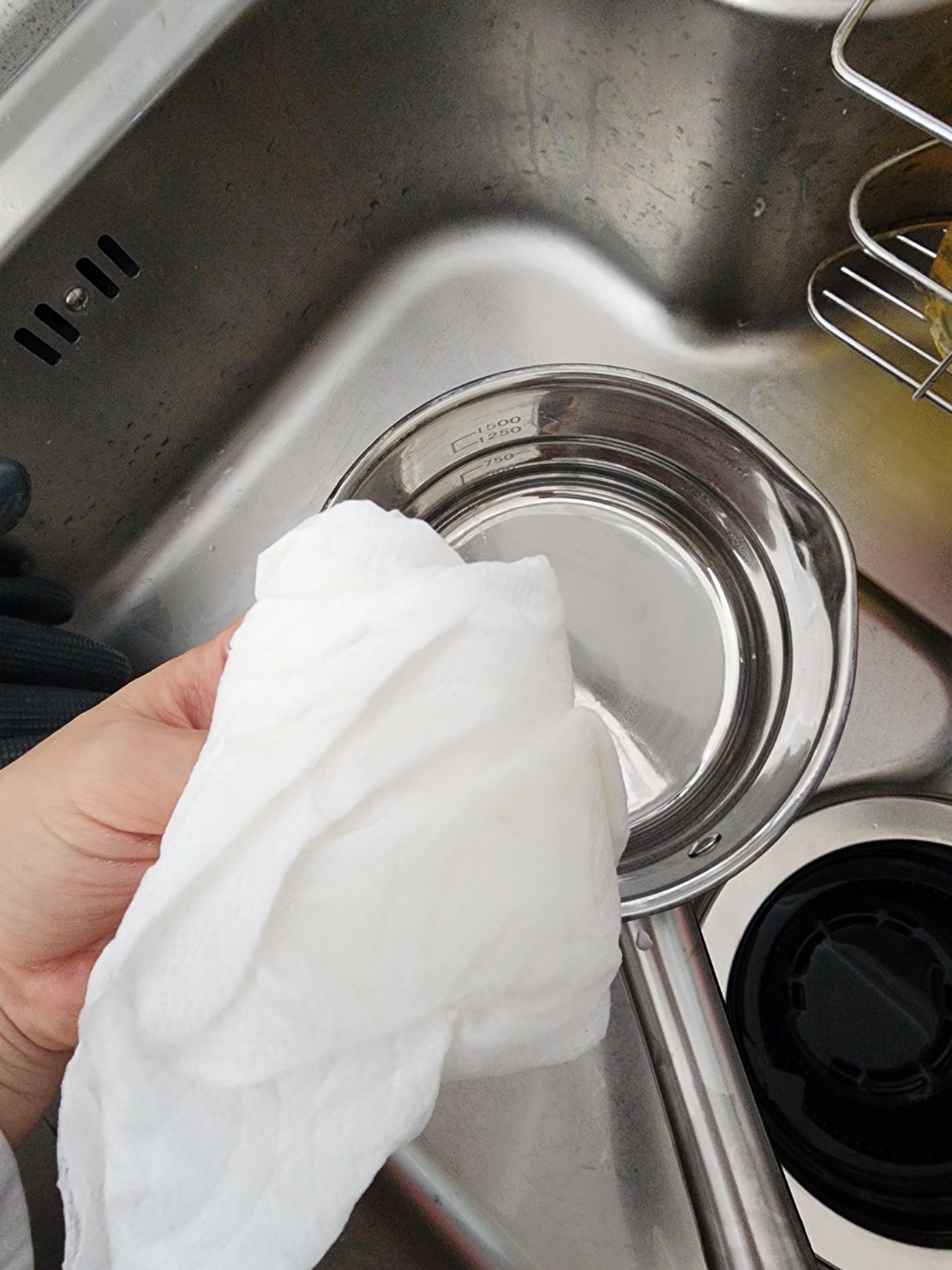 오일바른 키친타올로 연마제가 남아있는지 확인