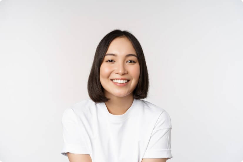 환하게 웃고 있는 여성