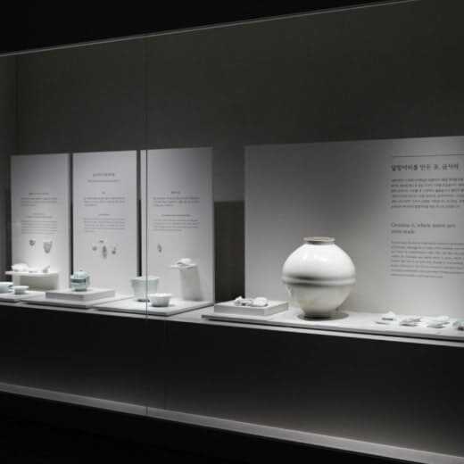 달항아리와 깨진 파편들의 전시 모습